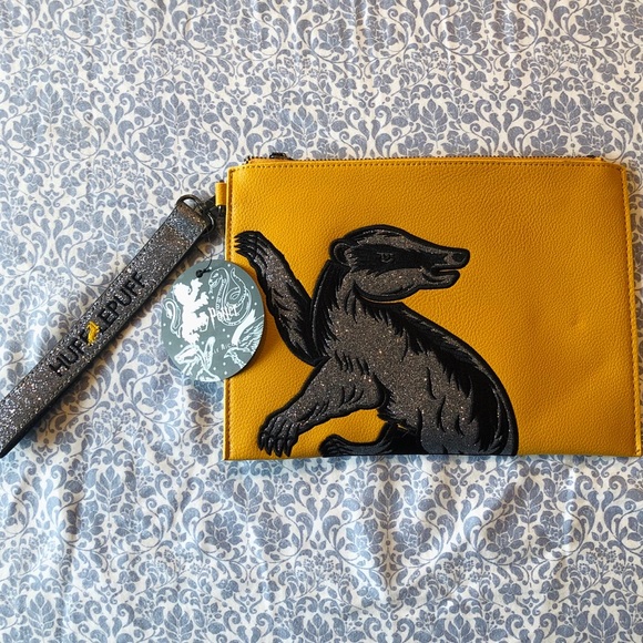 Danielle Nicole Handbags - HARRY POTTER Hufflepuff Clutch
